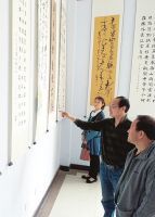 5月14日，垣曲县第二届助残书法展在县文化馆展厅举行，展出的近百幅作品大都出自残疾人之手。