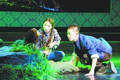 深圳基地在“首届罗湖戏剧节”开幕式中演出小品《狭路》