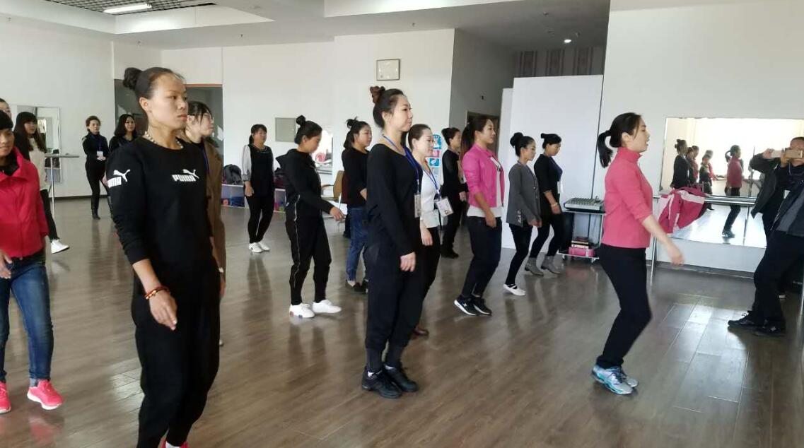 老师向学员传授“百姓健康舞蹈”