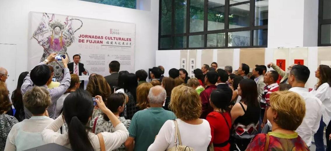 马德里中国文化中心主任罗君主持开幕式