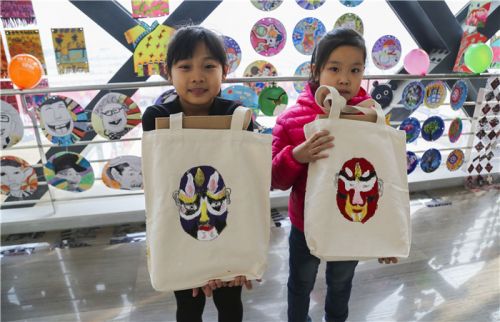 C:\fakepath\5、除了传习坊的课程，在二楼艺术长廊里，DIY手绘布包活动开展，老师将孩子们将京剧脸谱画在布包上，真是传统与现代的完美结合呐.JPG