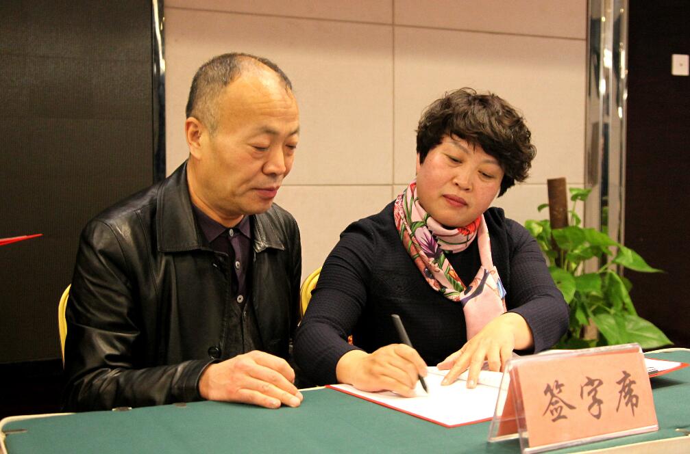 省艺术馆馆长洪济龙与首批联盟成员单位法人签订联盟《协议书》