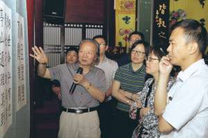 张晏点评学员书法作品。(宋诚林/摄)