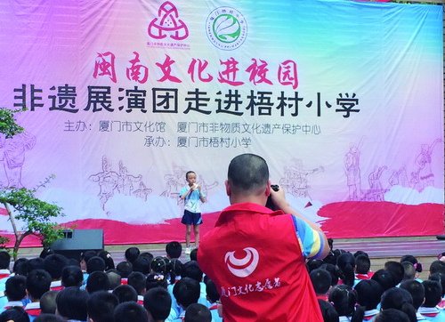 文化志愿者走进梧村小学。