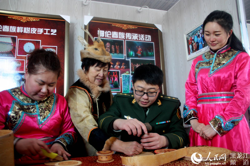 桦树皮制作技艺传承人关金芳(左二)指导白银纳边防派出所达斡尔族民警何润达(左三)如何制作桦树皮手工艺品。 桦树皮制作技艺传承人关金芳(左二)指导白银纳边防派出所达斡尔族民警何润达(左三)如何制作桦树皮手工艺品。