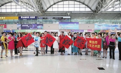 2015年9月27日(中秋节)上午10点,青岛流亭机场候机大厅,青岛市五王艺术团以“微演艺”的形式点 2015年9月27日(中秋节)上午10点,青岛流亭机场候机大厅,青岛市五王艺术团以“微演艺”的形式点