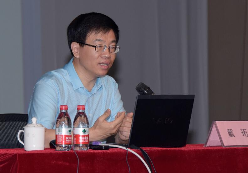 国家公共文化服务体系建设专家委员会成员、深圳市文化馆联盟高级顾问戴珩为大家授课