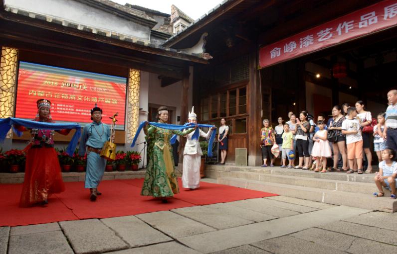 乌拉特服饰展演
