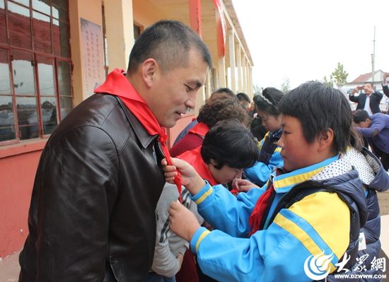 孩子们为爱心企业代表佩戴红领巾 孩子们为爱心企业代表佩戴红领巾