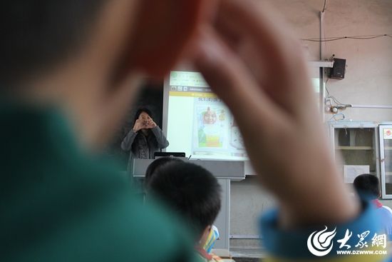孩子认真听老师的美术课 孩子认真听老师的美术课