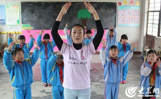 老师为孩子讲解舞蹈 老师为孩子讲解舞蹈