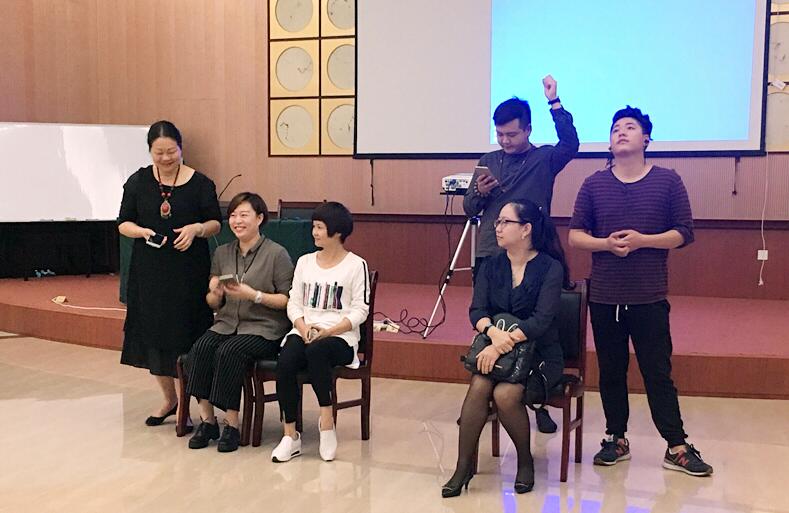 第二期语言类演编导骨干培训班学员在表演即兴小品