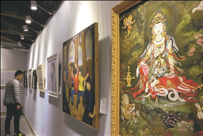 图为市民在参观展览 图为市民在参观展览