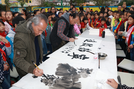 宁明县文化馆举办“书画进校园”活动 宁明县文化馆举办“书画进校园”活动