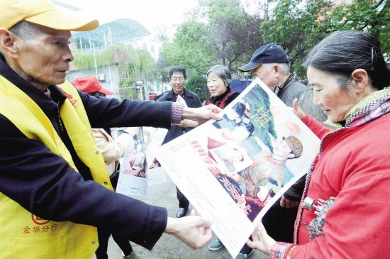 雷锋文化馆连续五年向市民赠送万张年历 雷锋文化馆连续五年向市民赠送万张年历