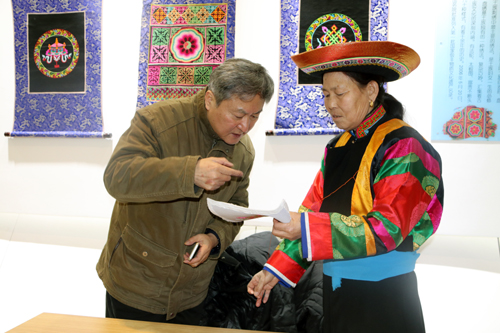 在新文化馆青海特色文化展区游客了解土族盘绣 在新文化馆青海特色文化展区游客了解土族盘绣