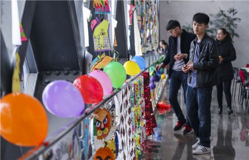 C:\fakepath\6、二楼长廊还有摆放了近千件少儿美术作品，展示了我市少年儿童丰富的文化生活和精神风貌.JPG
