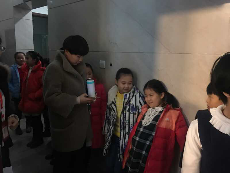 \场外候场的小朋友.jpg \场外候场的小朋友.jpg