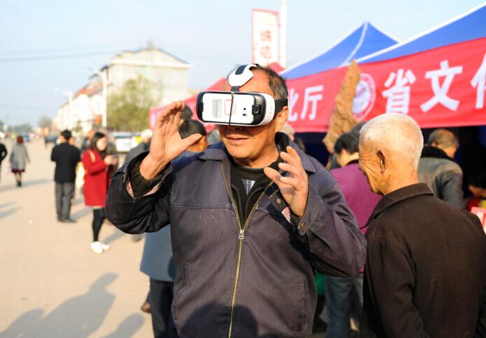 当地群众体验非遗VR