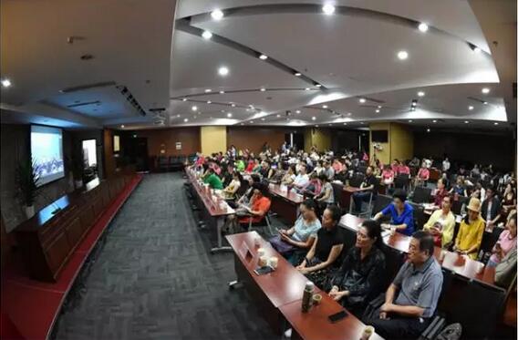 图为年会会分会场—重庆群众艺术馆组织群众收看年会直播 图为年会会分会场—重庆群众艺术馆组织群众收看年会直播