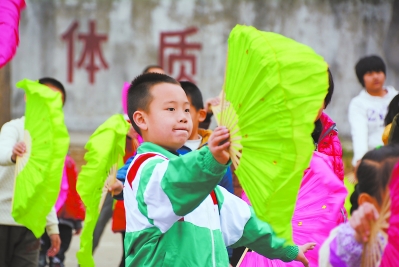 采茶灯走进校园，孩子们正在学习采茶灯歌舞表演。