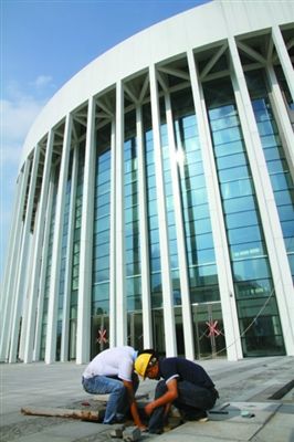 　　　昨日，施工队工作人员检查新文化馆门前的埋地射灯电路。/佛山日报记者黄文婷摄