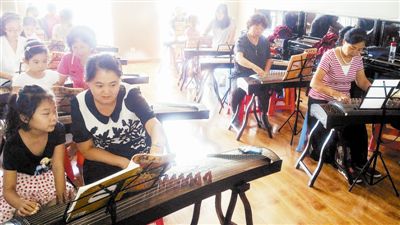 “我们搬进新馆不到一年，我咋就感觉地方不够用了呢？”昨日上午，当记者来到东丽区文化馆的时候，馆长王祎一见面就跟记者“抱怨”起来。自从东丽区文化馆搬入新馆以来，现代化的教室、排练厅，再加上配备了电子琴、古筝等乐器和专业老师指导，越来越多的东丽区居民走进文化馆，享受现代公共文化服务体系带来的便利。