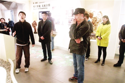 图片说明：工作人员为来宾认真讲解