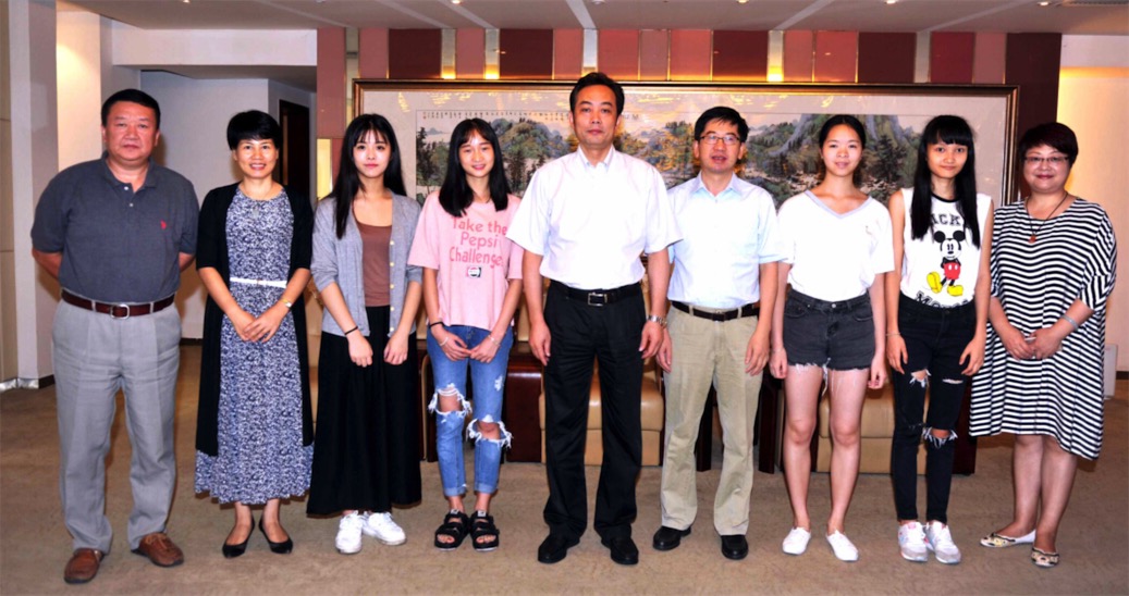 8月28日，陈秋平厅长(中)等与获得“福建艺术扶贫工程”资助、即将进京演出的《山哈魂》小舞者合影留念