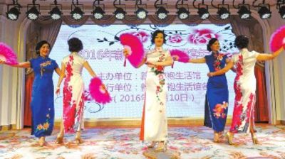 12月10日，在活动现场，身着不同款式旗袍的模特正在表演旗袍秀。