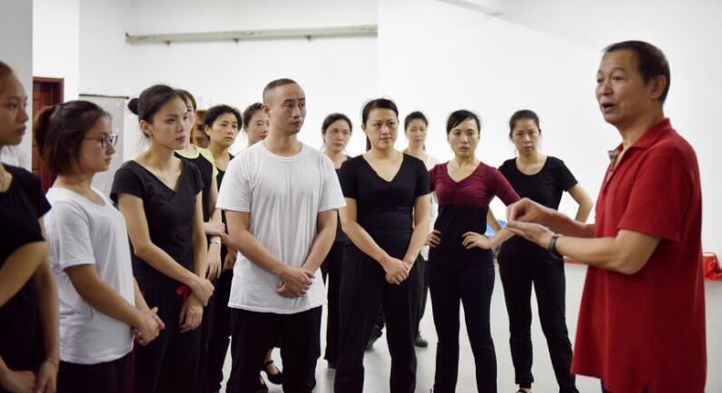 刘江老师在给学员讲授编创的技巧