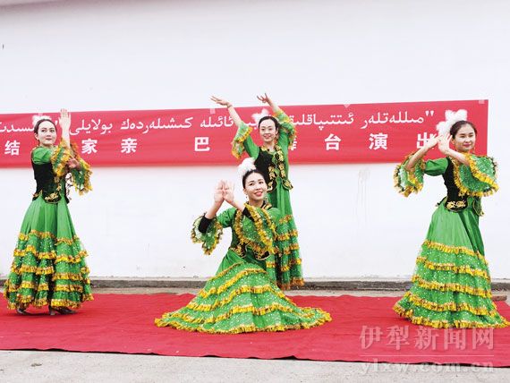 “巴扎舞台”演出现场 “巴扎舞台”演出现场